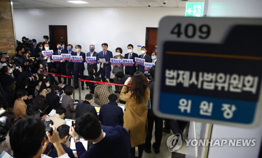 국회 법제사법위원회 더불어민주당 기동민 간사와 위원들이 20일 국회 법제사법위원회 전체회의실 앞에서 민주당 중앙당사 압수수색 시도 관련 규탄 기자회견을 하고 있다.<연합뉴스>